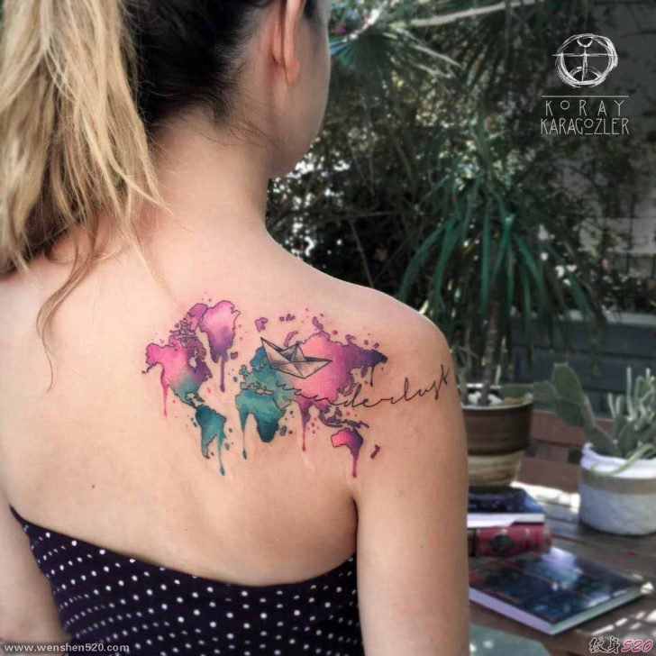 女孩后肩背上漂亮的纹身图案
