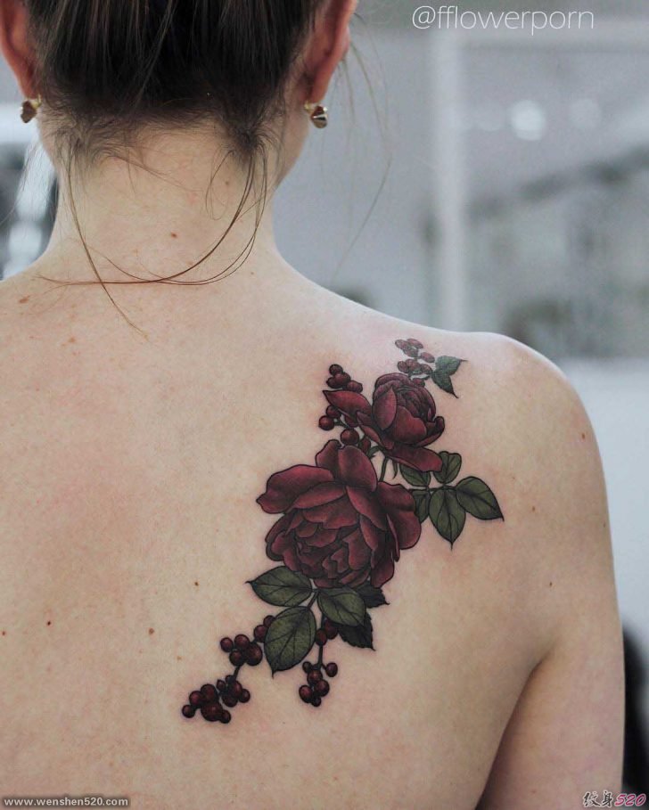 女孩后肩背上漂亮的纹身图案