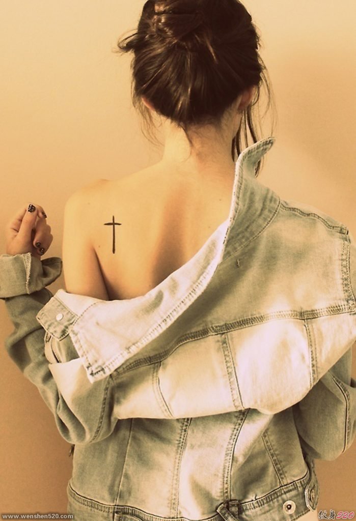 女孩后背简单的十字架纹身图片