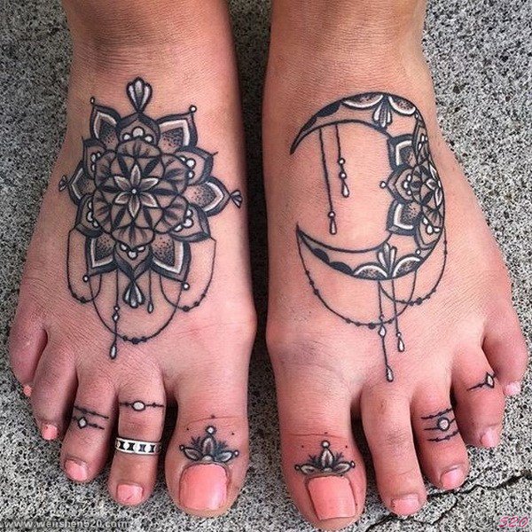 女孩脚背漂亮的花卉纹身图案