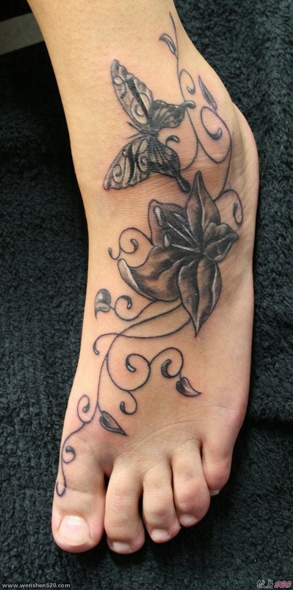 女孩脚背漂亮的花卉纹身图案