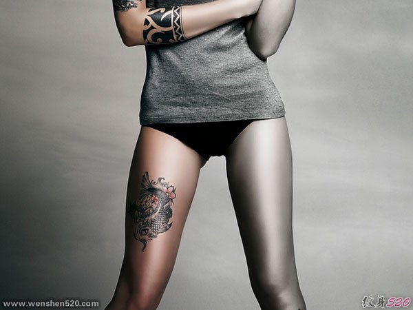 性感女性图腾臂环和腿部鲤鱼纹身图片