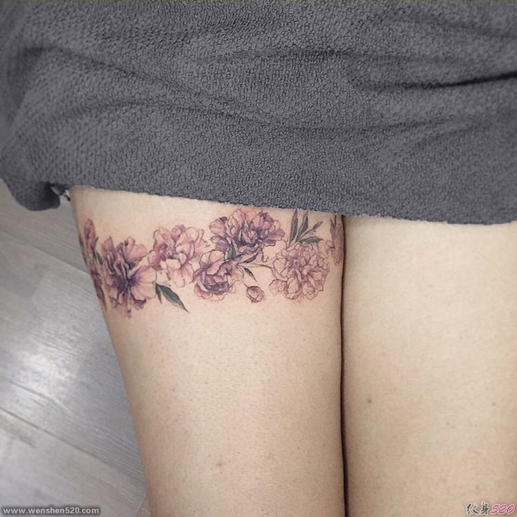 女孩大腿上的漂亮花朵纹身图片