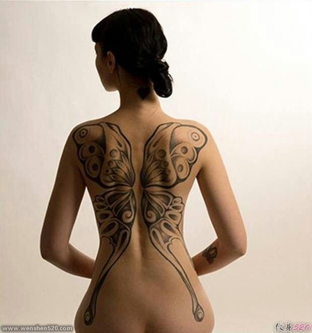女子满背帅气的蝴蝶翅膀纹身图片