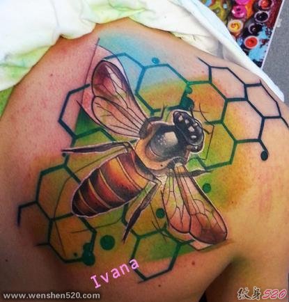 辛勤劳作的蜜蜂纹身图案