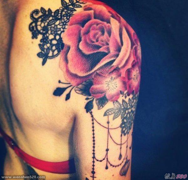 女性肩膀上多款漂亮的花朵纹身图案