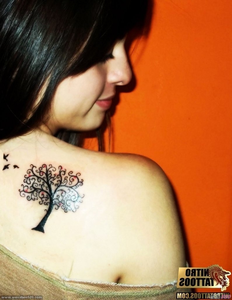 女性身上漂亮的大树纹身图案
