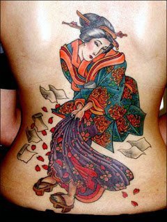 女性背部艺妓纹身图案