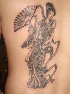 女性背部艺妓纹身图案