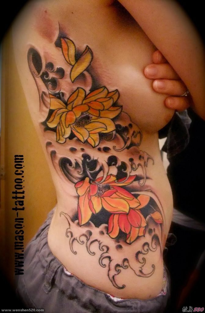 女孩侧肋上漂亮的水浪和莲花纹身图片