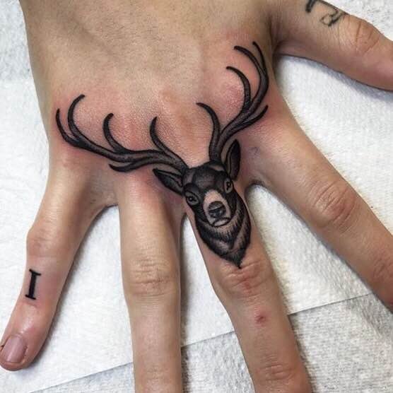 鹿头手指纹身，好看的鹿纹身图片，北塘山北纹身店
