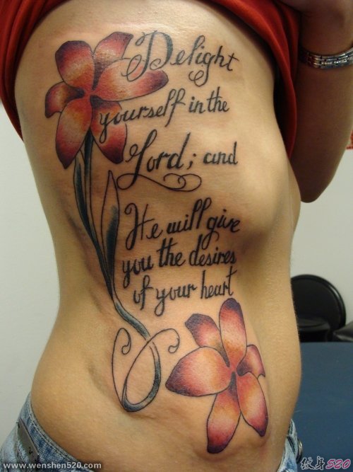 女子侧肋上漂亮的花朵和英文圣经文字纹身