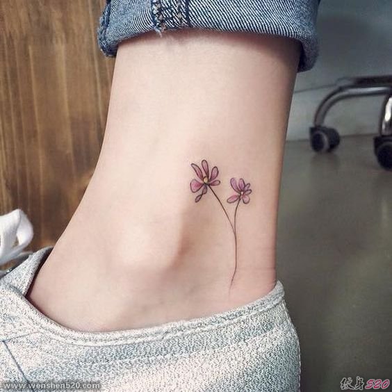 女生脚踝上的小清新花朵纹身图片