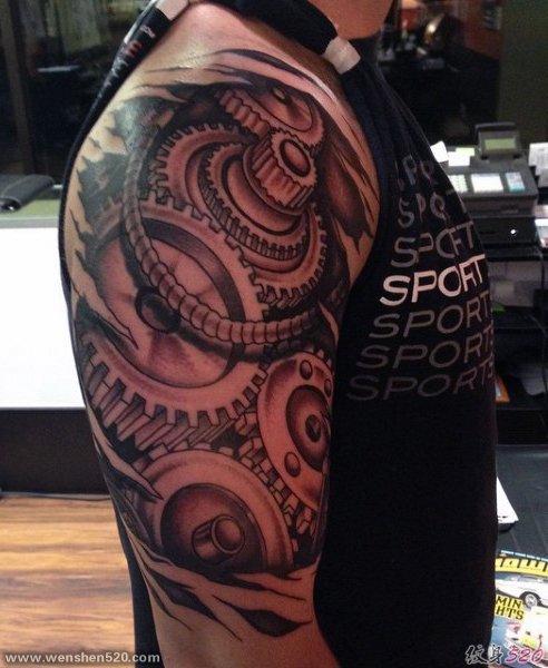 刚强有力的男性生物机械齿轮花臂纹身图案