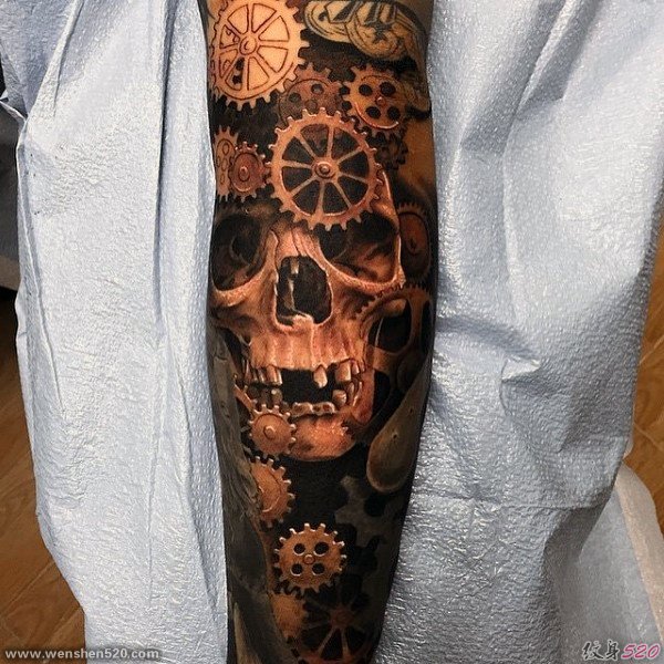 刚强有力的男性生物机械齿轮花臂纹身图案