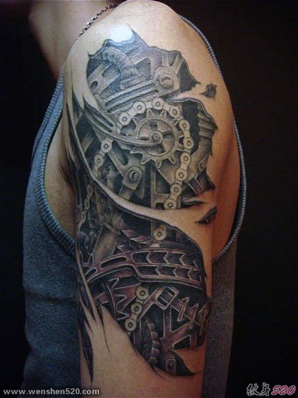 刚强有力的男性生物机械齿轮花臂纹身图案