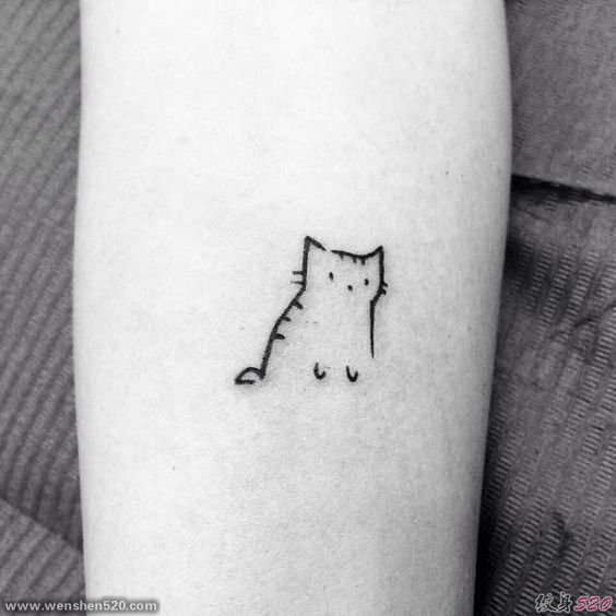 手臂上可爱的猫咪小清新纹身图片