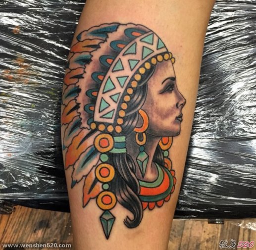 小腿上的传统风格印第安人物肖像纹身图片