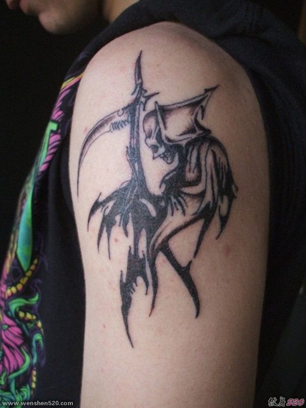 男性手大臂上帅气的死神纹身图案