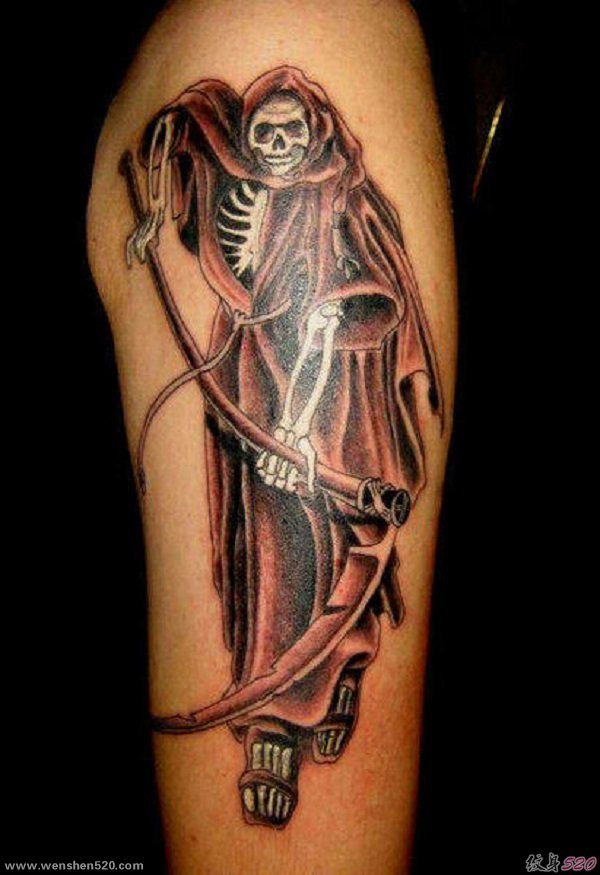男性手大臂上帅气的死神纹身图案