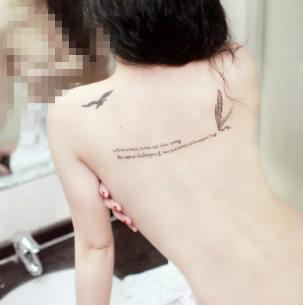 女性背部大雁英文字符刺青