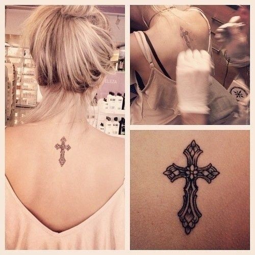 女性背部一款小巧可爱的十字架纹身