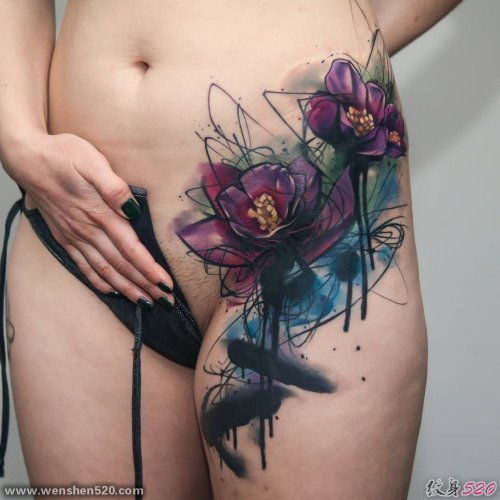 女子左侧腿至腹部水彩花纹身图片