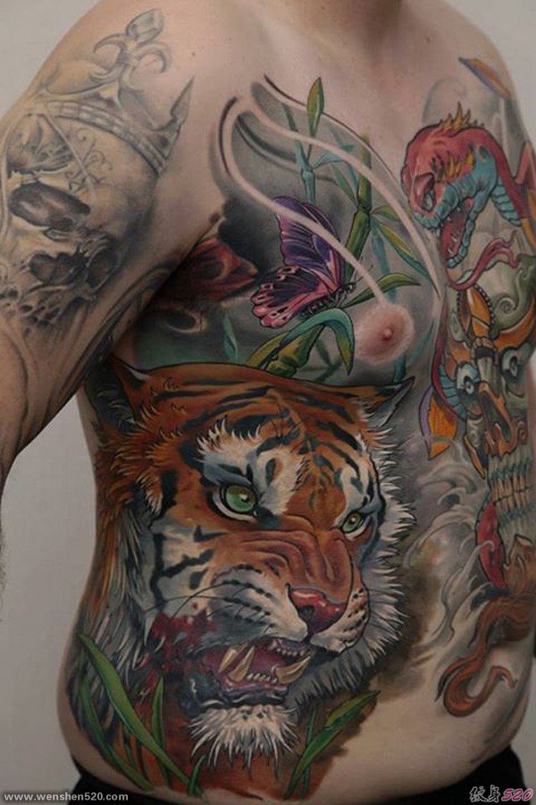 花臂男子侧肋上帅气的老虎纹身图片