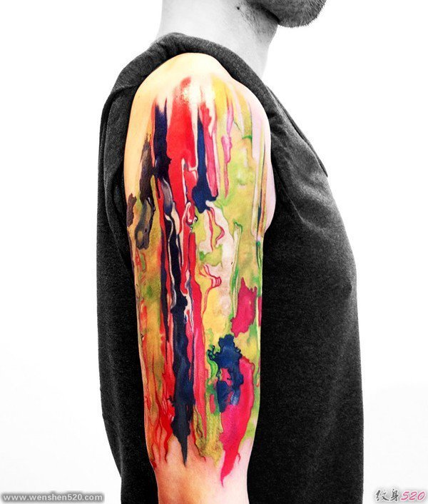 手臂上的漂亮的水彩画风格纹身图案