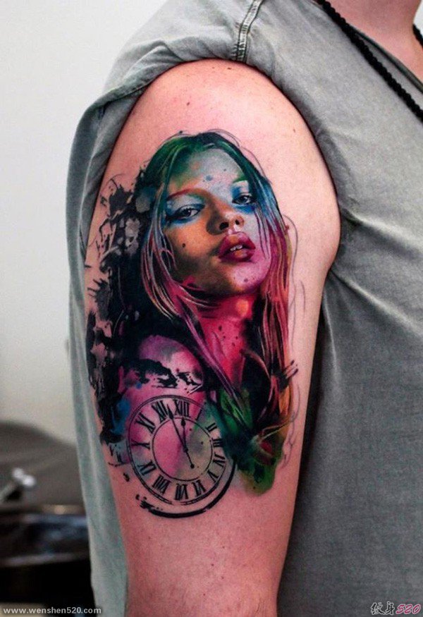 手臂上的漂亮的水彩画风格纹身图案