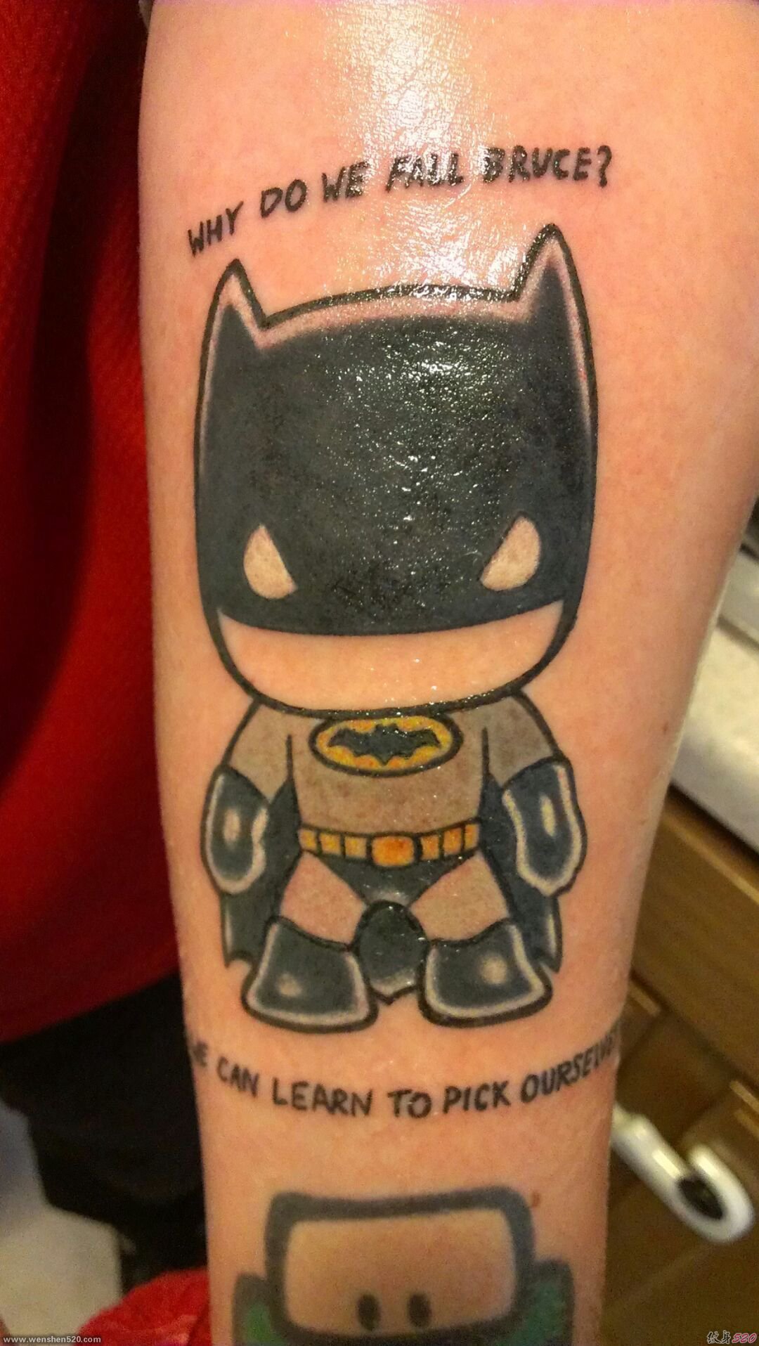 小腿上可爱的黑色蝙蝠侠纹身图片