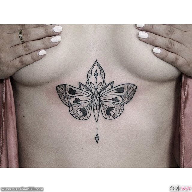 女性胸骨下漂亮的装饰纹身图案来自泽利娜