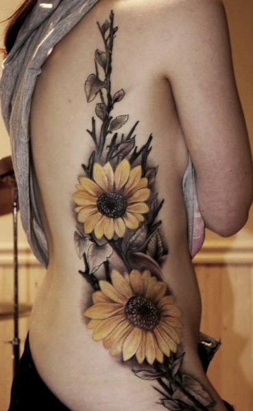 女人腰部漂亮的向日葵纹身