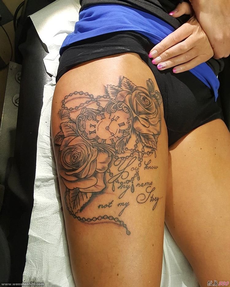 性感女子右大腿黑灰色时钟玫瑰花英文字纹身图片