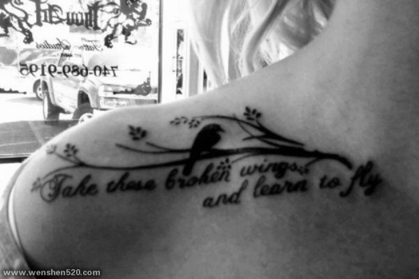 女性锁骨上漂亮的纹身图案