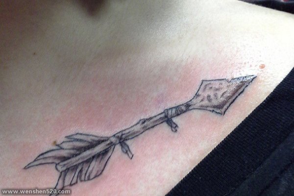 女性锁骨上漂亮的纹身图案