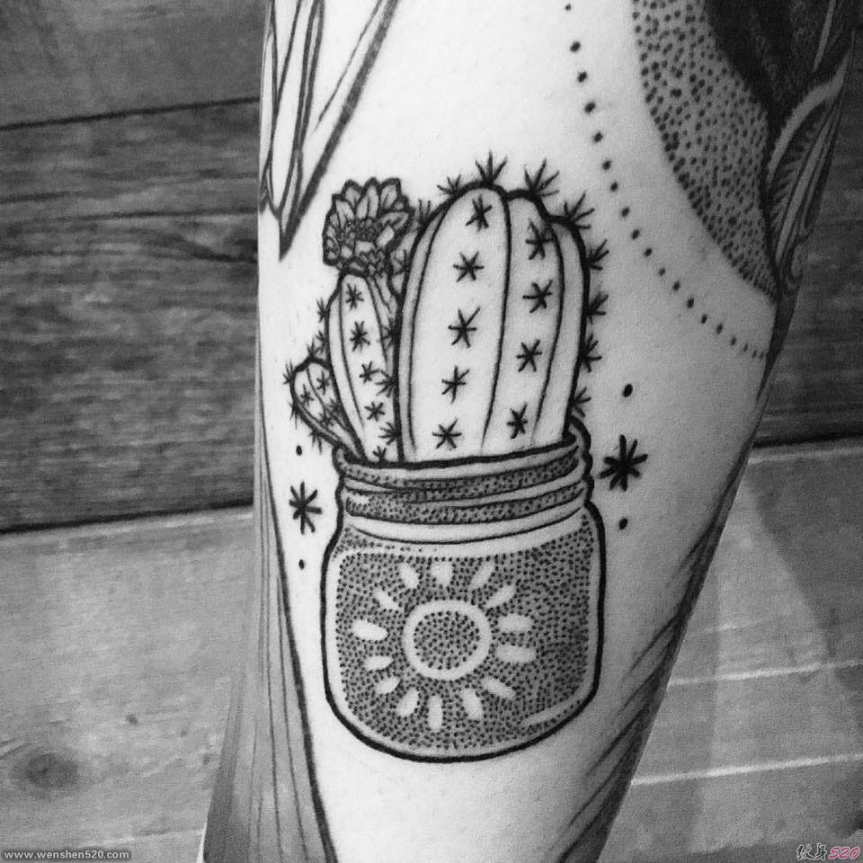 精致的黑白色点刺纹身图案来自于玛丽