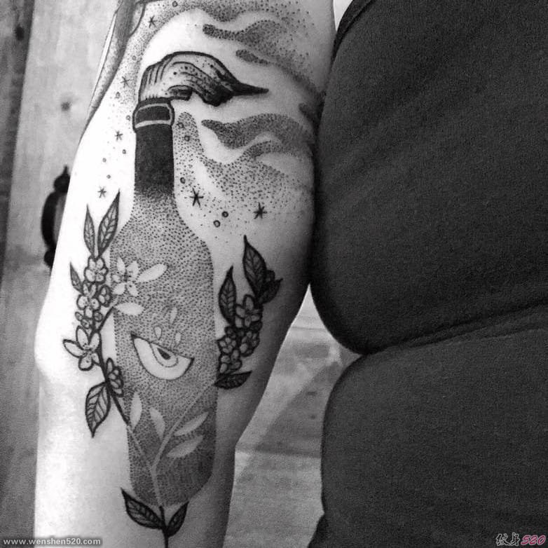 精致的黑白色点刺纹身图案来自于玛丽