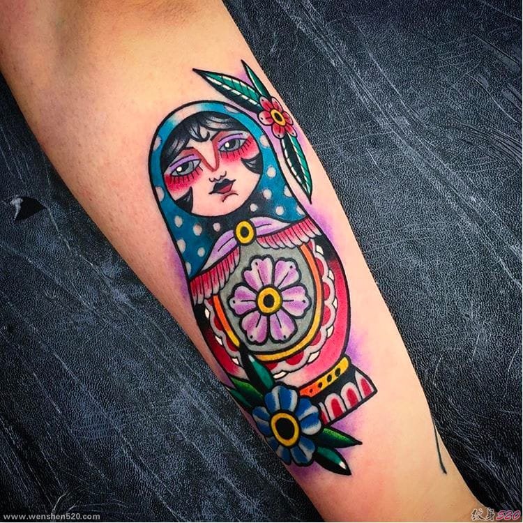 精致的和神圣的彩色俄罗斯嵌套娃娃纹身图案
