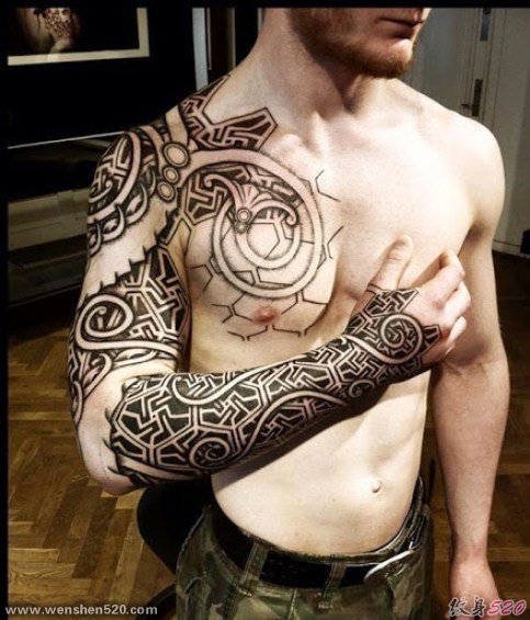 男性阳刚有力的半甲花臂纹身图案