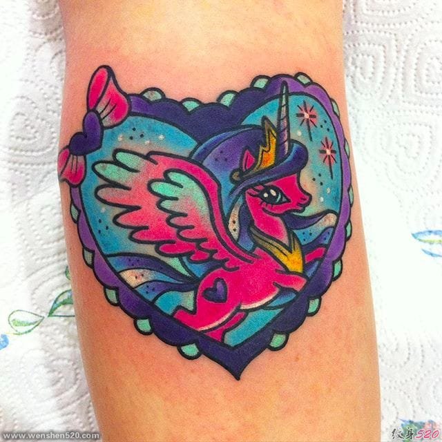 彩色的卡通动物纹身小马驹和凯蒂猫纹身图案
