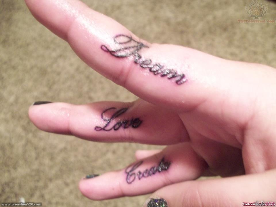 手指上的代表着爱的英文字"love"纹身图案