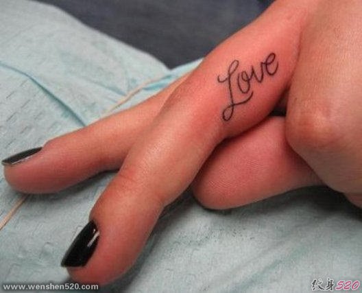 手指上的代表着爱的英文字"love"纹身图案
