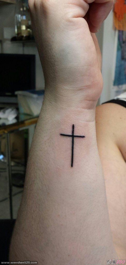 手腕上的简单风格十字架纹身图案