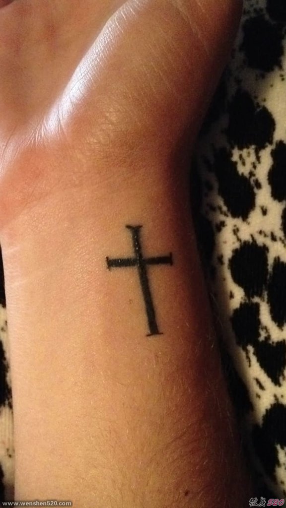 手腕上的简单风格十字架纹身图案