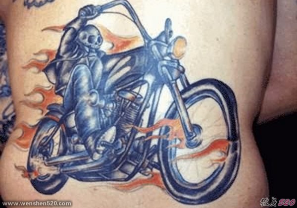 摩托车爱好者们身上帅气的摩托车纹身图案