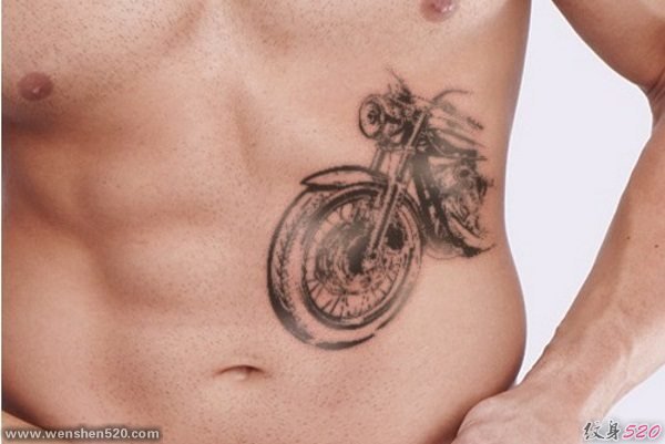 摩托车爱好者们身上帅气的摩托车纹身图案