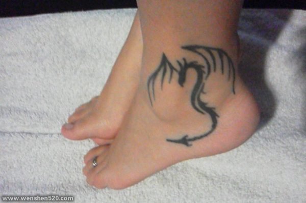 女性脚踝上时尚清新的小纹身图案