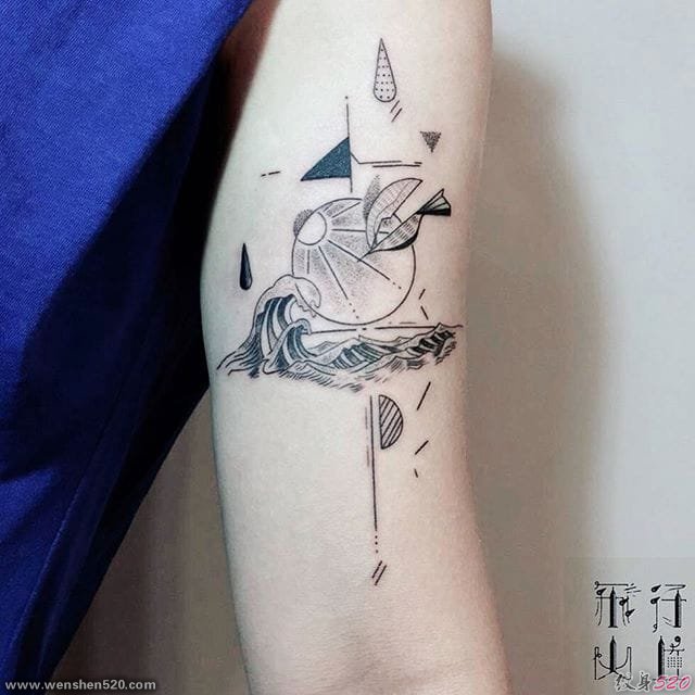 看起来有点杂乱的抽象几何纹身图案
