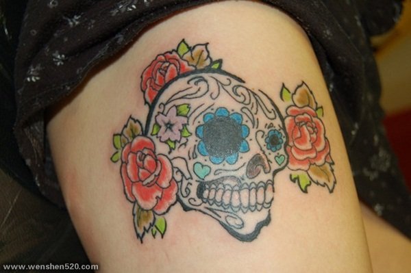 女性大腿上超性感的骷髅头纹身图案